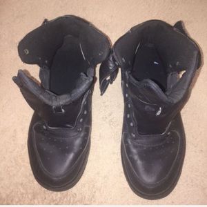 NIKE  SNEAKERS.  SIZE 7Y